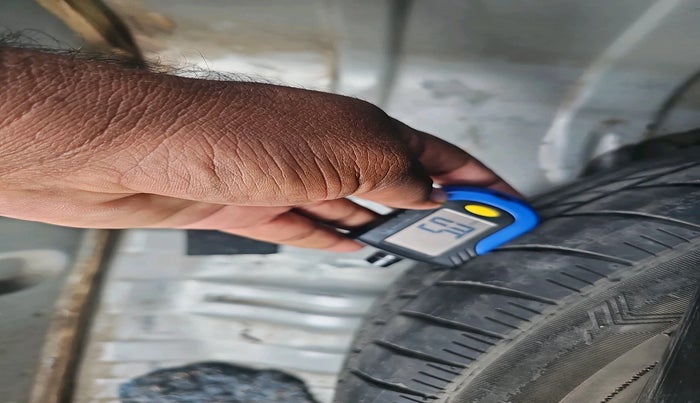 2011 Toyota Etios V, Petrol, Manual, 70,493 km, tyre