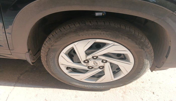 2022 Hyundai Creta E 1.5 PETROL, Petrol, Manual, 25,425 km, tyre