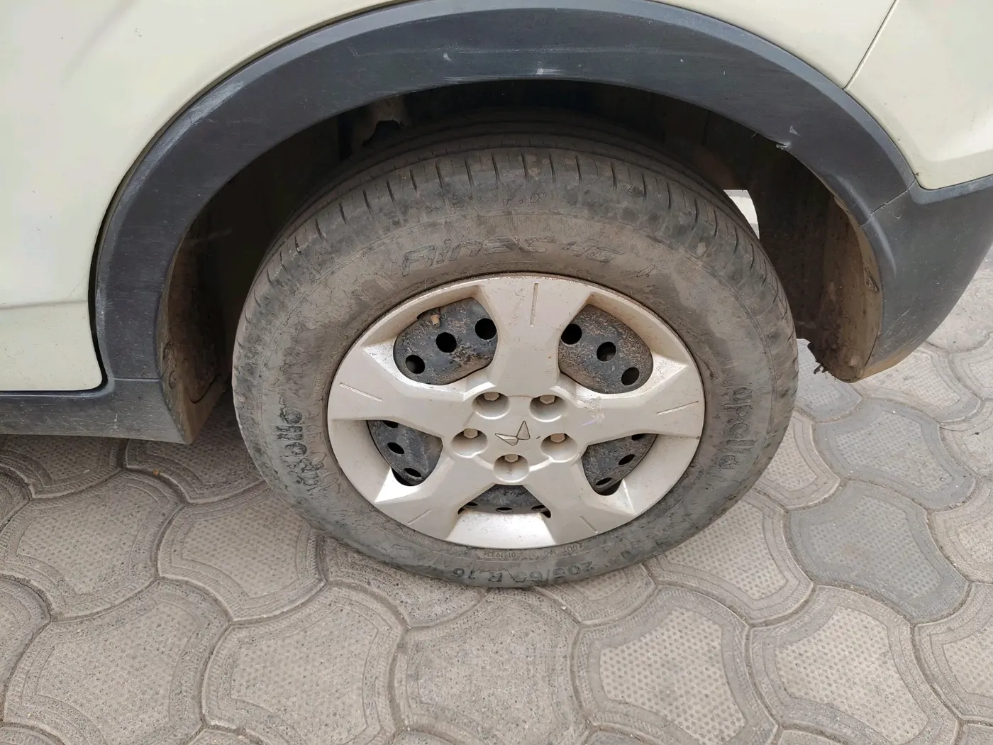 2023 Mahindra XUV300 W6 1.2 PETROL, Petrol, Manual, 24,040 km, tyre