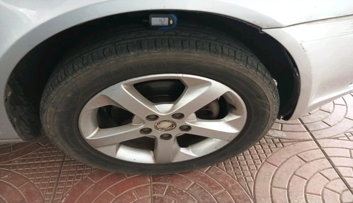 2011 Skoda Laura ELEGANCE 2.0 TDI CR AT, Diesel, Automatic, 1,29,091 km, tyre