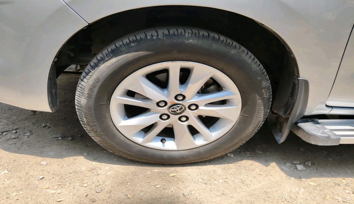 2017 Toyota Innova Crysta 2.4 VX 7 STR, Diesel, Manual, 1,68,313 km, tyre