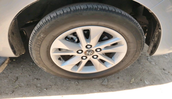 2017 Toyota Innova Crysta 2.4 VX 7 STR, Diesel, Manual, 1,68,313 km, tyre