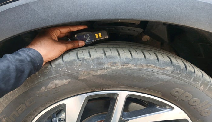 2024 Mahindra XUV300 W8 (O) 1.2 PETROL, Petrol, Manual, 13,174 km, tyre