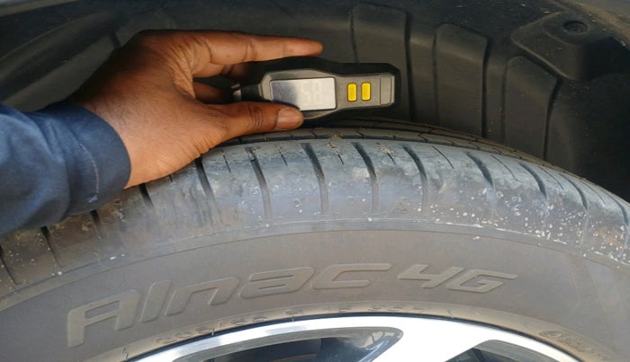 2024 Mahindra XUV300 W8 (O) 1.2 PETROL, Petrol, Manual, 13,174 km, tyre