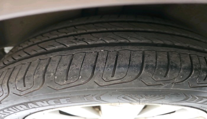 2014 Volkswagen Vento HIGHLINE PETROL AT, Petrol, Automatic, 64,974 km, tyre