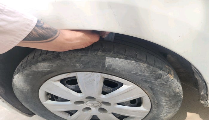 2011 Volkswagen Vento TRENDLINE 1.6, Petrol, Manual, 98,833 km, tyre