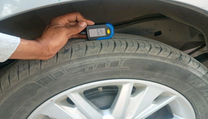 2016 Toyota Innova Crysta 2.8 ZX AT 7 STR, Diesel, Automatic, 1,75,314 km, tyre