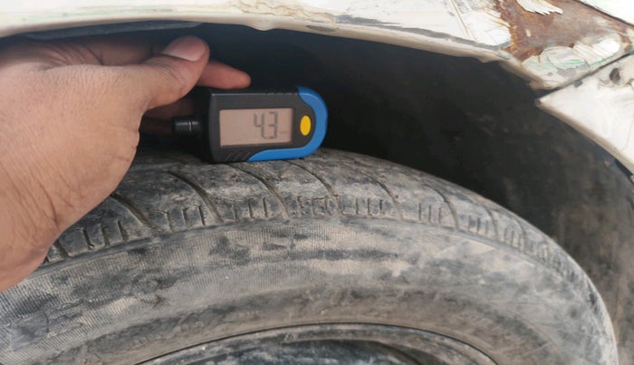 2011 Volkswagen Vento HIGHLINE 1.6 MPI, Petrol, Manual, 50,060 km, tyre