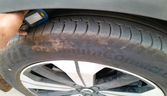 2022 Volvo XC 40  Recharge P8 , Electric, Automatic, 51,540 km, tyre