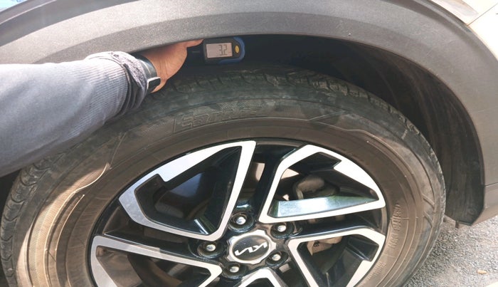 2022 KIA CARENS LUXURY PLUS 1.5 DIESEL AT 7 STR, Diesel, Automatic, 1,06,810 km, tyre