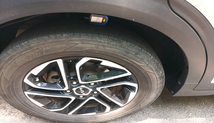 2022 KIA CARENS LUXURY PLUS 1.5 DIESEL AT 7 STR, Diesel, Automatic, 1,06,810 km, tyre