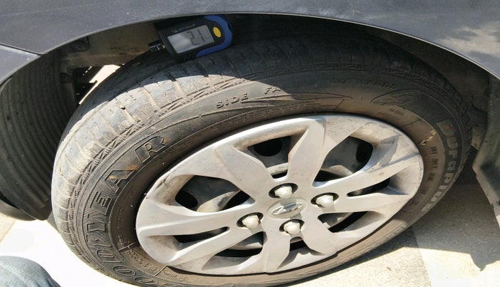 2017 Hyundai Eon SPORTZ, Petrol, Manual, 49,403 km, tyre