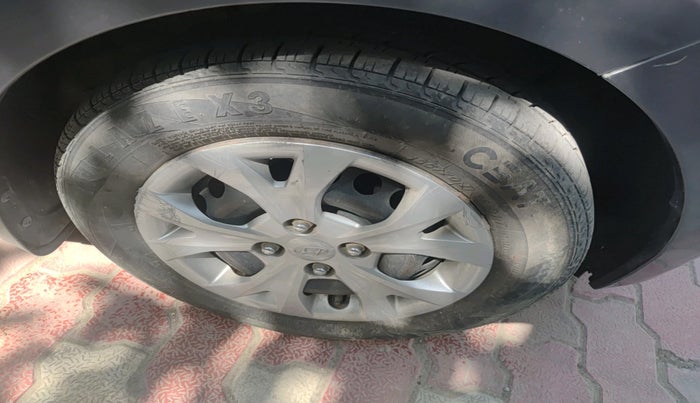 2015 Hyundai Grand i10 MAGNA 1.2 KAPPA VTVT, Petrol, Manual, 1,09,371 km, tyre