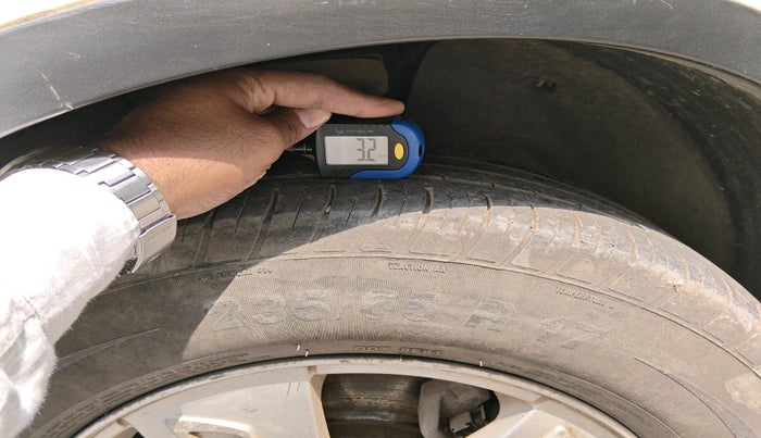 2012 Mahindra XUV500 W8, Diesel, Manual, 1,60,096 km, tyre