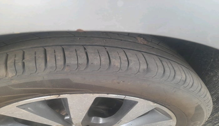 2016 Hyundai Verna 1.6 VTVT SX, CNG, Manual, 61,068 km, tyre