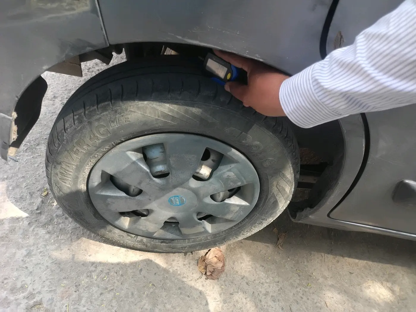 2012 Maruti Wagon R 1.0 LXI, CNG, Manual, 1,69,848 km, tyre