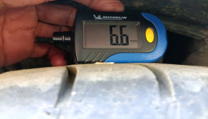 2011 Honda Civic 1.8L I-VTEC V AT SUNROOF, Petrol, Automatic, 1,18,067 km, tyre