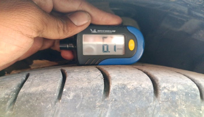 2011 Honda Civic 1.8L I-VTEC V AT SUNROOF, Petrol, Automatic, 1,18,067 km, tyre