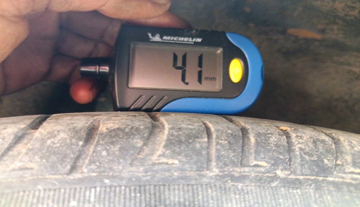 2011 Honda Civic 1.8L I-VTEC V AT SUNROOF, Petrol, Automatic, 1,18,067 km, tyre