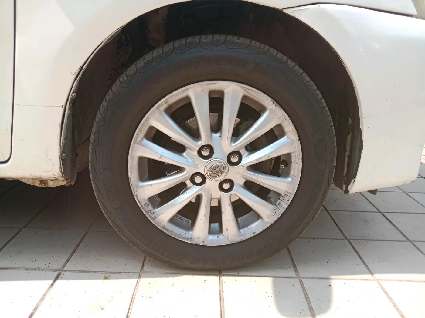 2011 Toyota Etios V, Petrol, Manual, 1,29,028 km, tyre