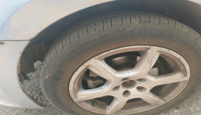 2013 Volkswagen Vento HIGHLINE DIESEL 1.6, Diesel, Manual, 2,51,241 km, tyre