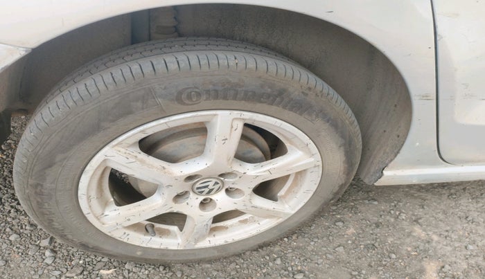 2013 Volkswagen Vento HIGHLINE DIESEL 1.6, Diesel, Manual, 2,51,241 km, tyre