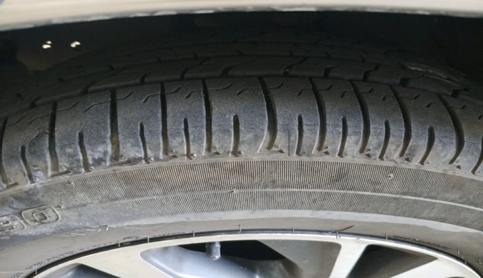 2021 Toyota Innova Crysta 2.4 GX 8 STR, Diesel, Manual, 1,37,355 km, tyre