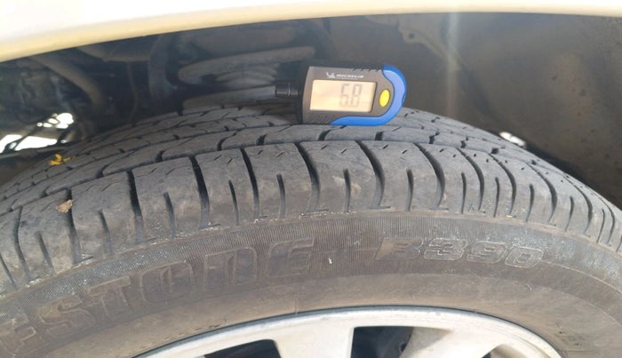 2012 Toyota Innova VX 2.5 8 STR, Diesel, Manual, 1,20,773 km, tyre