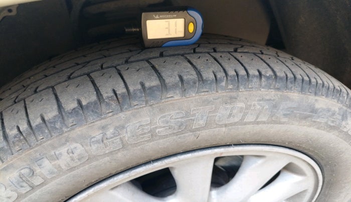 2012 Toyota Innova VX 2.5 8 STR, Diesel, Manual, 1,20,773 km, tyre