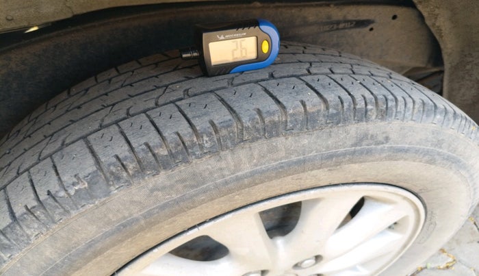 2012 Toyota Innova VX 2.5 8 STR, Diesel, Manual, 1,20,773 km, tyre