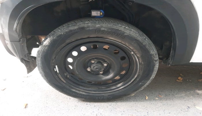 2022 Renault Kiger RXE MT, Petrol, Manual, 65,203 km, tyre