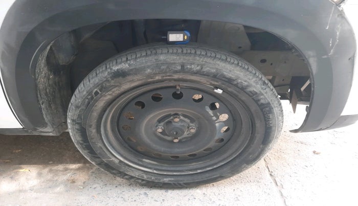 2022 Renault Kiger RXE MT, Petrol, Manual, 65,203 km, tyre