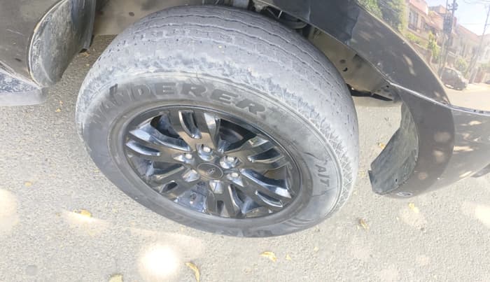 2016 Ford Endeavour TITANIUM 3.2 4X4 AT, Diesel, Automatic, 1,40,915 km, tyre