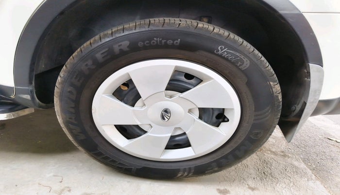 2016 Mahindra XUV500 W6, Diesel, Manual, 50,391 km, tyre