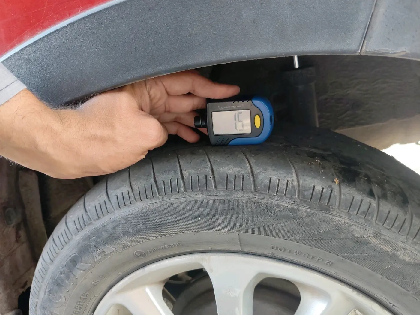 2017 Mahindra Kuv100 K8 D 6 STR, Diesel, Manual, 1,29,038 km, tyre