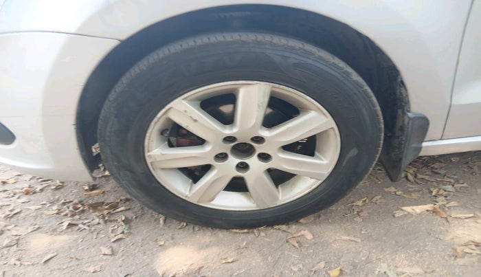 2011 Volkswagen Vento COMFORTLINE 1.6, CNG, Manual, 1,05,247 km, tyre