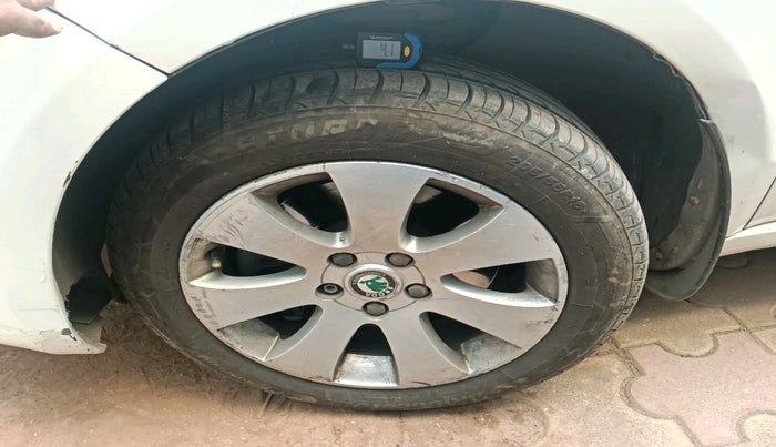 2011 Skoda Superb ELEGANCE 2.0 TDI CR AT, Diesel, Automatic, 2,38,029 km, tyre