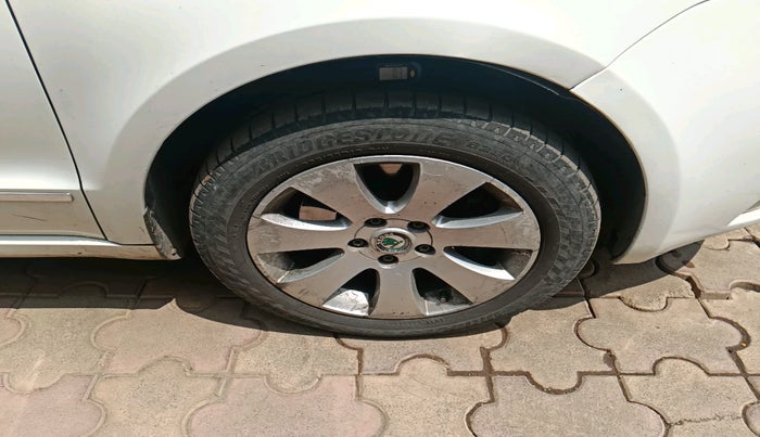 2011 Skoda Superb ELEGANCE 2.0 TDI CR AT, Diesel, Automatic, 2,38,029 km, tyre