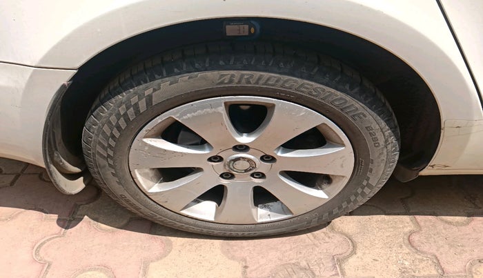 2011 Skoda Superb ELEGANCE 2.0 TDI CR AT, Diesel, Automatic, 2,38,029 km, tyre