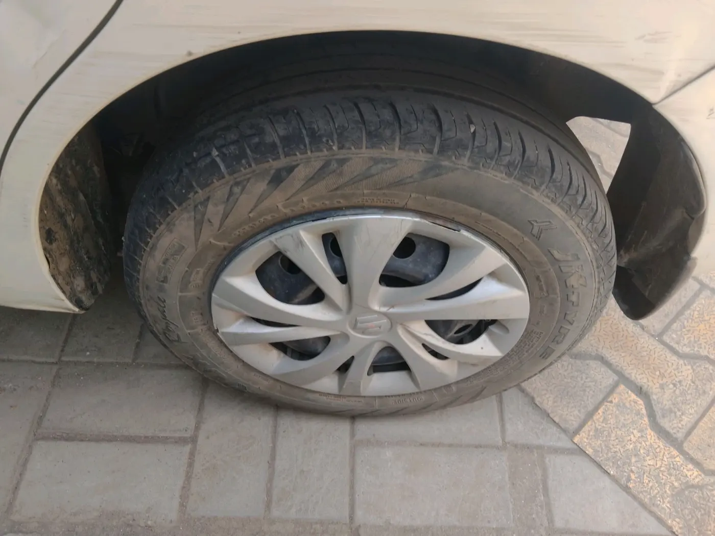 2020 Maruti Swift VXI, Petrol, Manual, 37,284 km, tyre