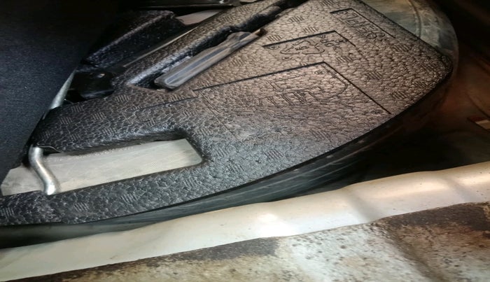 2011 Chevrolet Beat LT PETROL, Petrol, Manual, 1,21,466 km, tyre