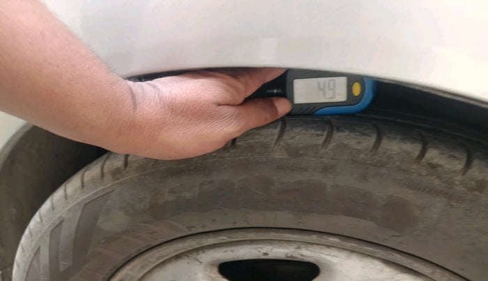 2011 Chevrolet Beat LT PETROL, Petrol, Manual, 1,21,466 km, tyre