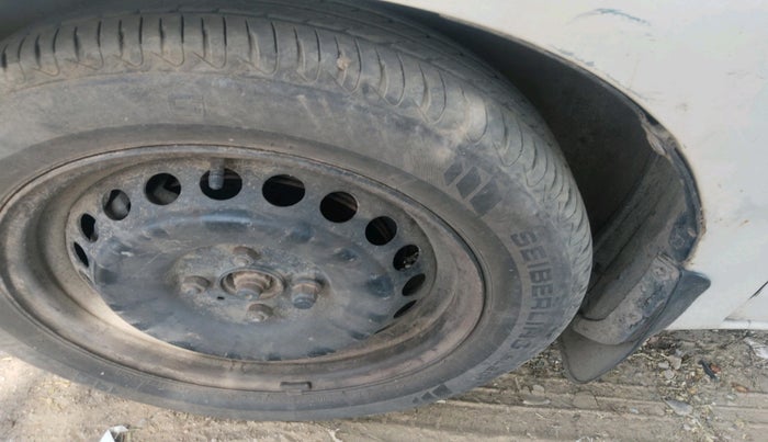 2011 Toyota Etios G, CNG, Manual, 1,18,799 km, tyre