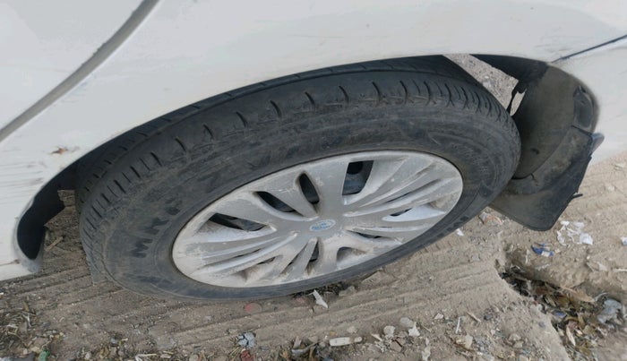 2011 Toyota Etios G, CNG, Manual, 1,18,799 km, tyre