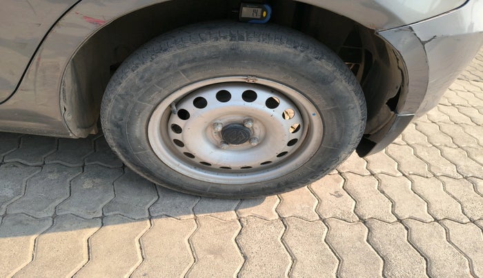 2016 Maruti Swift LXI (O), Petrol, Manual, 45,693 km, tyre