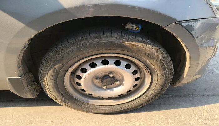 2016 Maruti Swift LXI (O), Petrol, Manual, 45,693 km, tyre