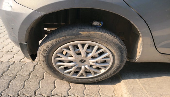 2016 Maruti Swift LXI (O), Petrol, Manual, 45,693 km, tyre