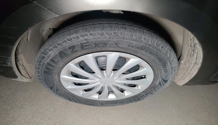 2017 Maruti Dzire VXI AMT, Petrol, Automatic, 1,21,457 km, tyre