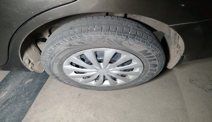 2017 Maruti Dzire VXI AMT, Petrol, Automatic, 1,21,457 km, tyre