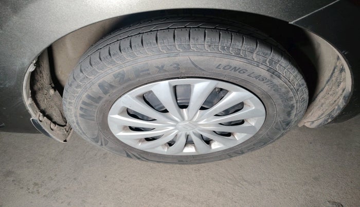 2017 Maruti Dzire VXI AMT, Petrol, Automatic, 1,21,457 km, tyre